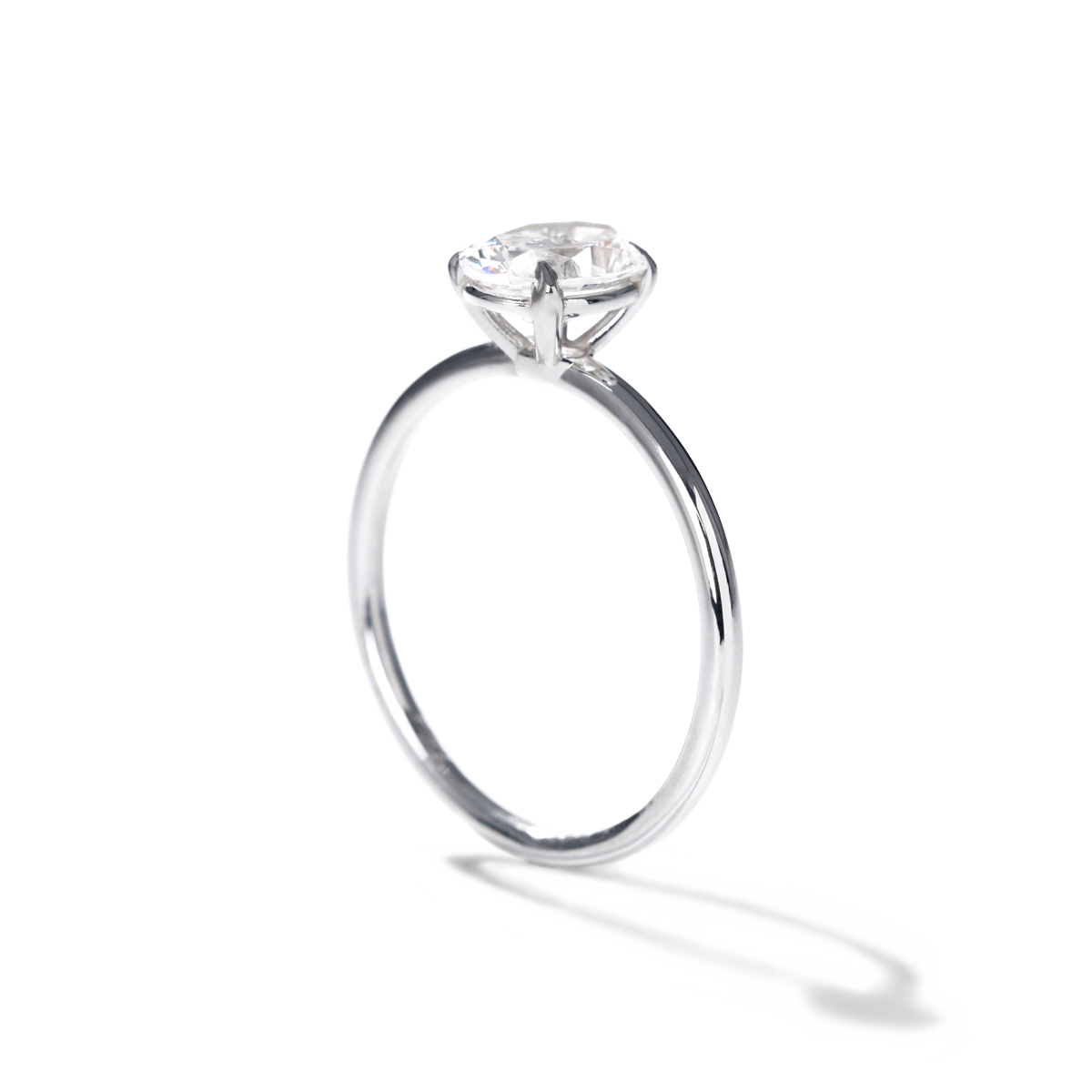 18K White Gold / Oval