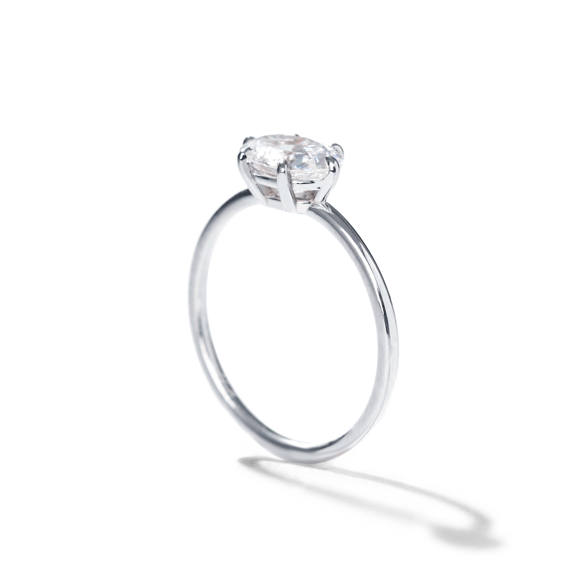 18K White Gold / Oval